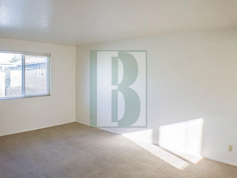 809-875 Plymouth Dr NE — Photo 5