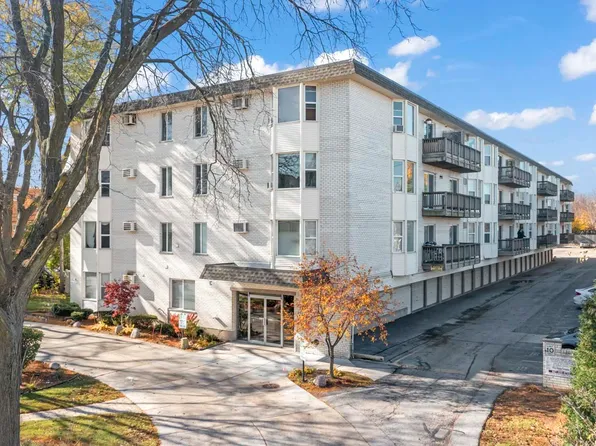 8232 Niles Center Rd APT 103, Skokie, IL 60077