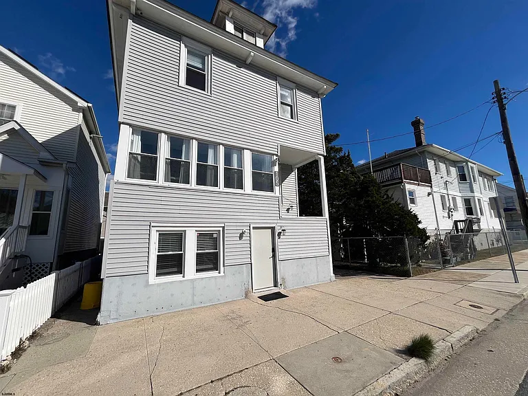105 N Windsor Ave — Photo 1