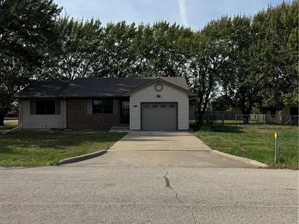 814 S 15th St, Burlington, KS 66839