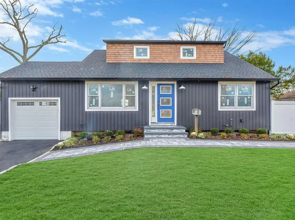 12 Buttonwood Path, Smithtown, NY 11787