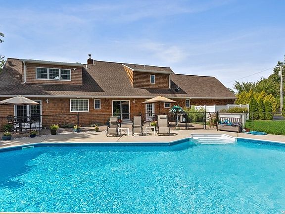 3rd image of 1425 Harbor Ln