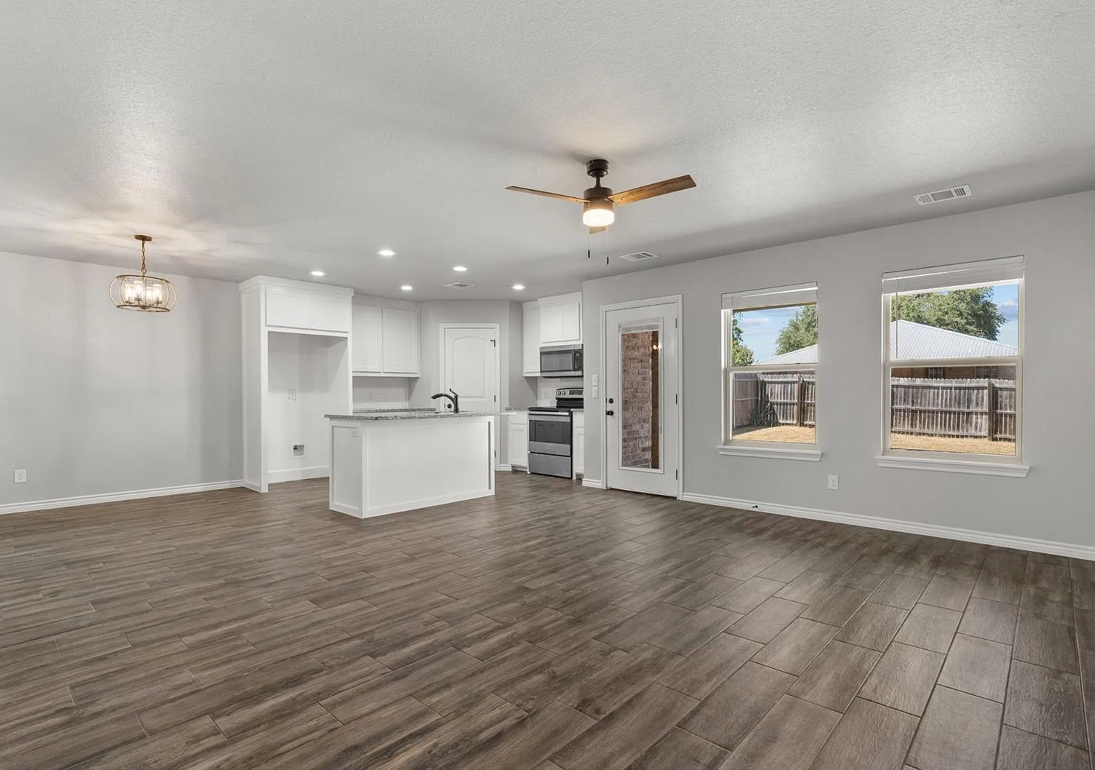 220 St Charles Dr - B — Photo 4