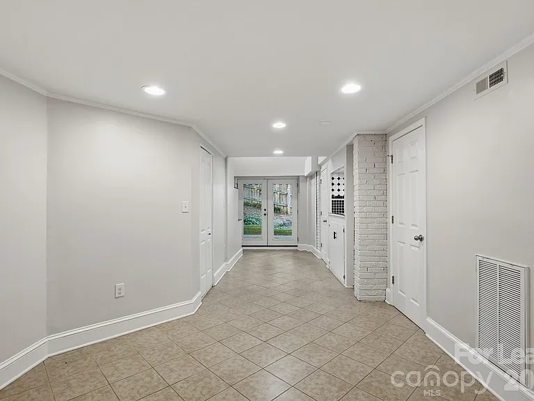 2525 Runnymede Ln — Photo 6