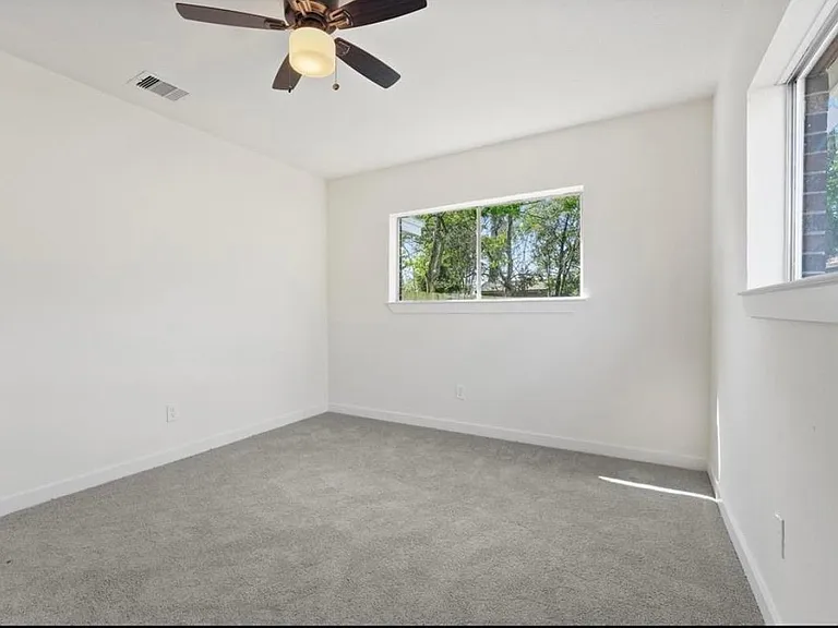 828 Westford St — Photo 20