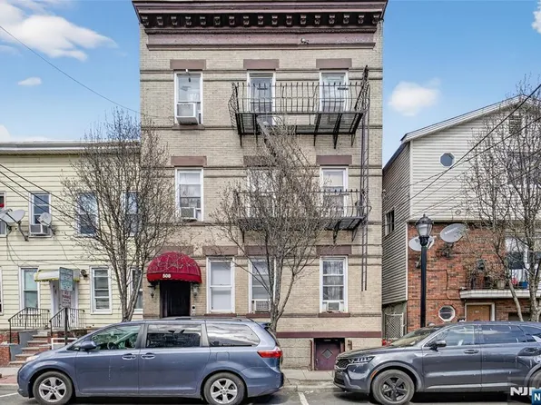 508 11th St, Union City, NJ 07087