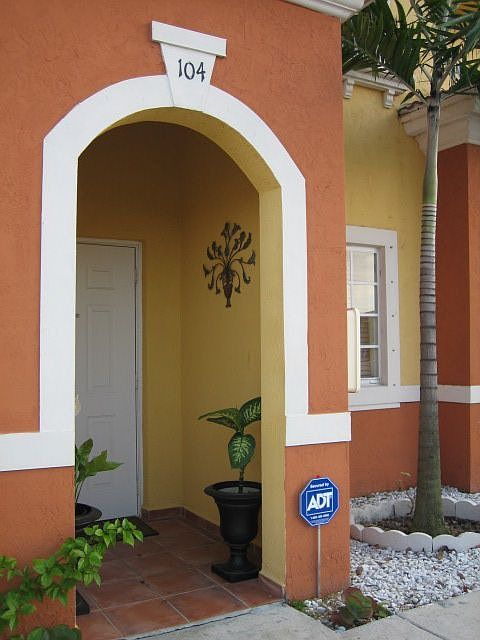 7180 #104 Entrance