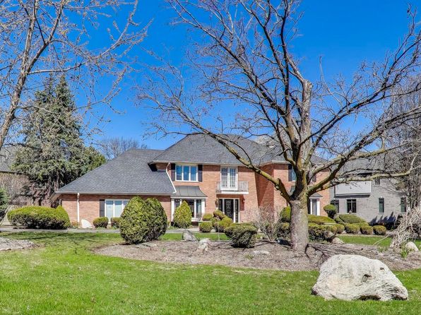 11 Camelot Dr, Oak Brook, IL 60523