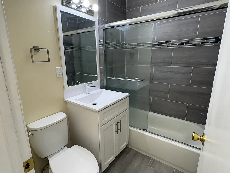 2637 Regent