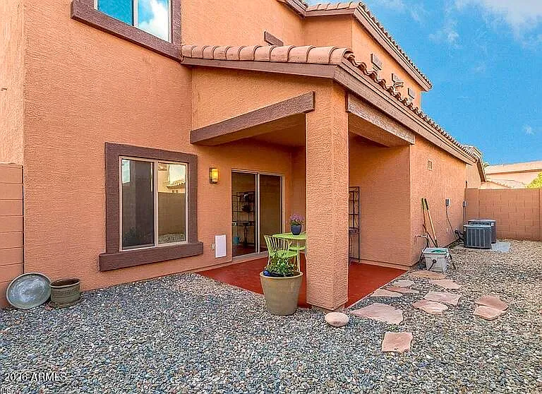 4 bed, 2.5 bath, 2434 sqft, $2,400 — Photo 2