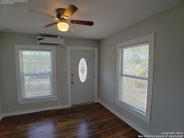 2 bed, 1.0 bath, 952 sqft, $900 — Photo 2