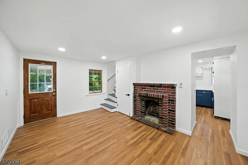 3 bed, 3.0 bath, $3,200 — Photo 2