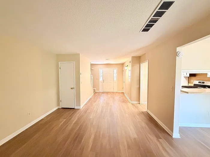 Building Photo - 4030 Hawthorne Ave SE #2