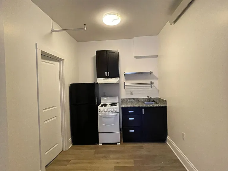 205 NW Couch St — Photo 2