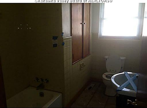 5th image of 658 Gordon Dr