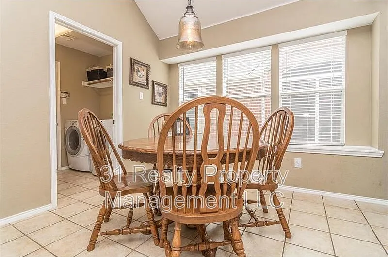 3 bed, 2.0 bath, 1628 sqft, $2,295 — Photo 4