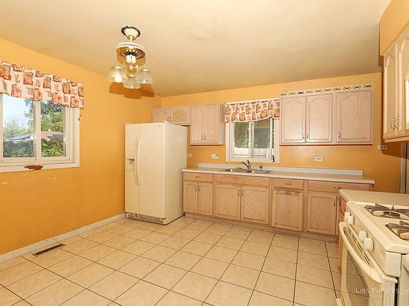5th image of 727 Longfellow Ln