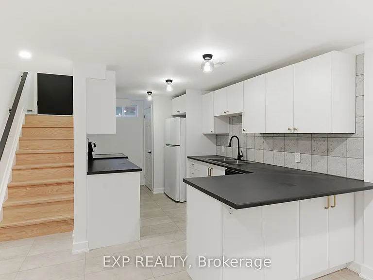111 Riverside Dr N — Photo 3
