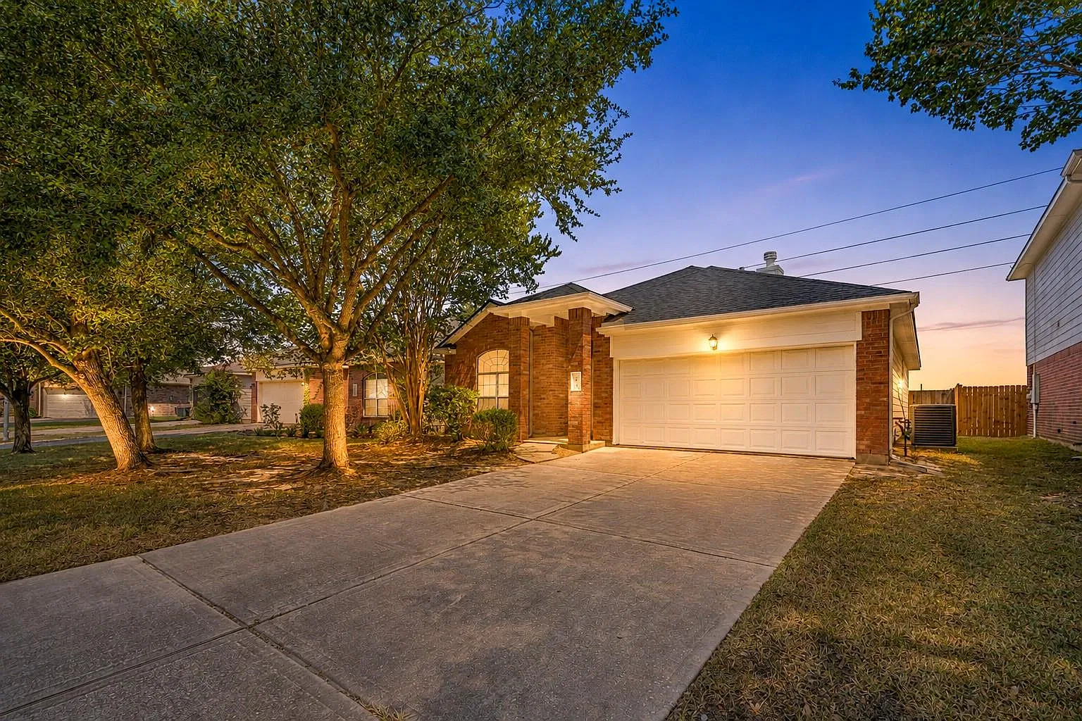3 bed, 2.0 bath, 1926 sqft, $2,200 — Photo 3