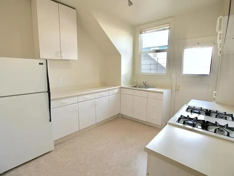 Very Large 1 Bedroom Apartment (Has Been Used As A 2 Bedroom) — Photo 7