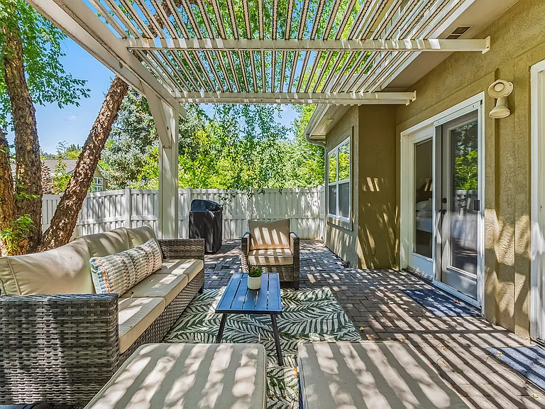 246 W Colchester Dr — Photo 49