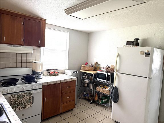 5th image of 621 S Commerce St