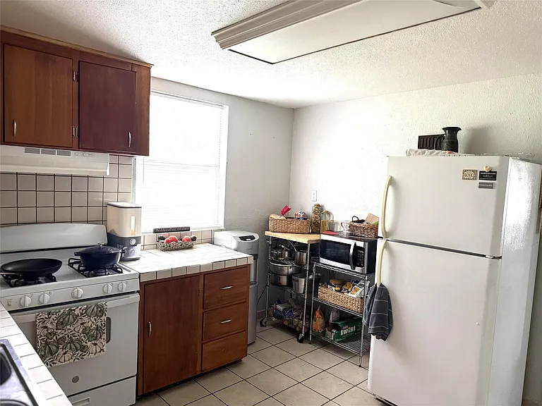 621 S Commerce St — Photo 5
