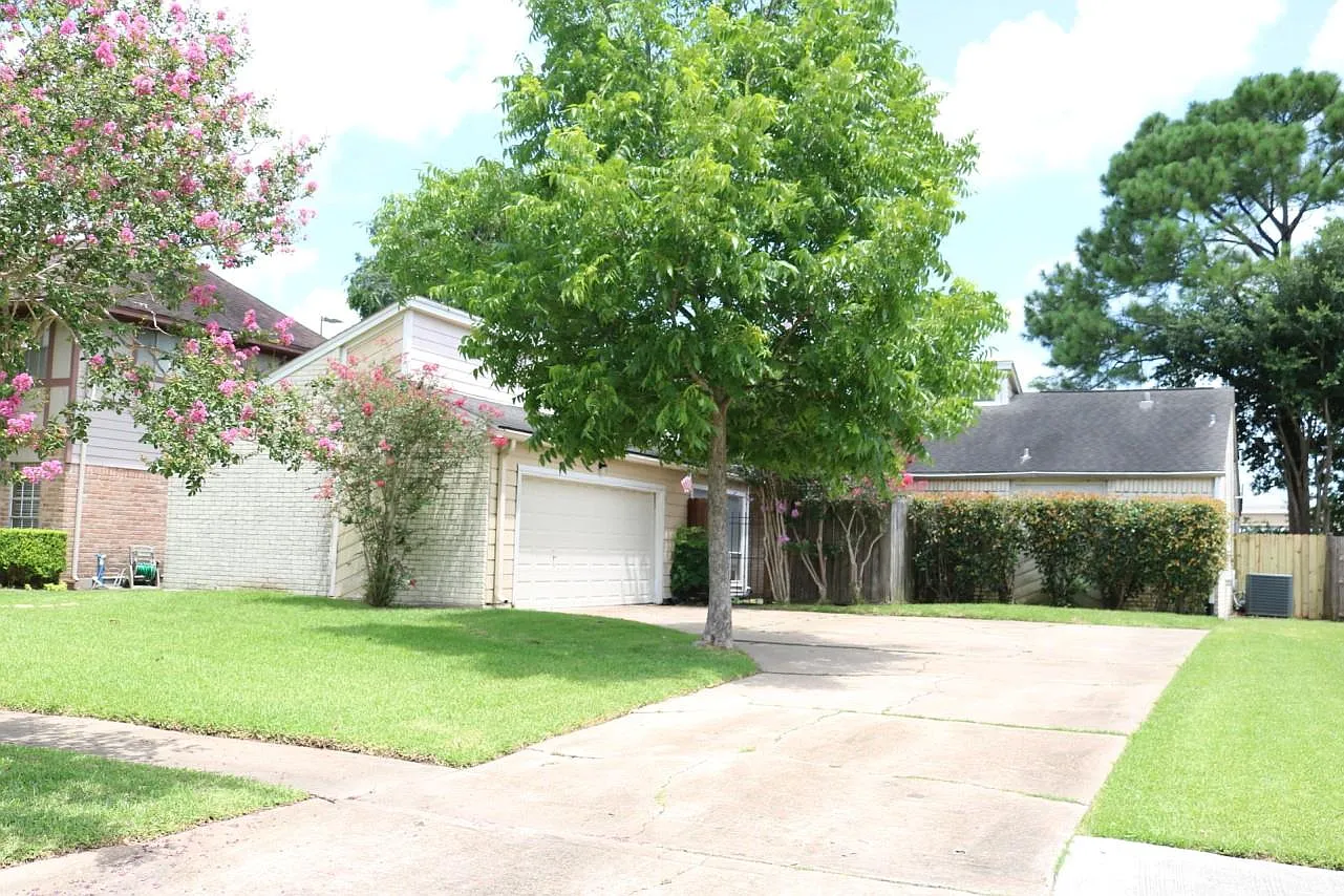 3 bed, 2.0 bath, 1983 sqft, $1,930 — Photo 1