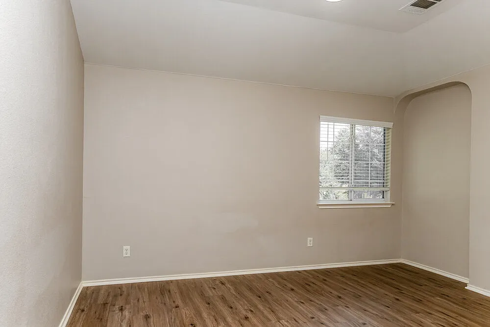 4 bed, 3.0 bath, 2439 sqft, $2,280 — Photo 4