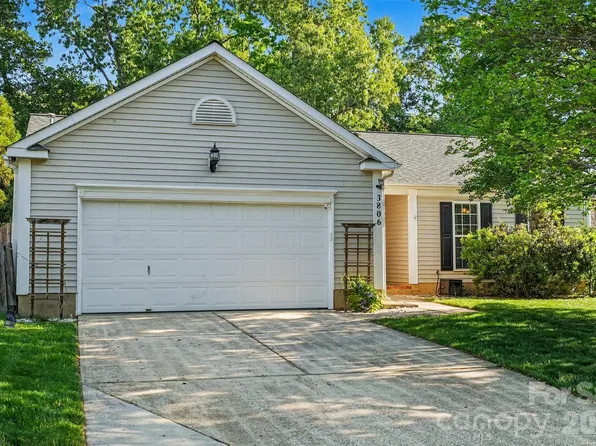 3806 Crimson Wing Dr, Indian Trail, NC 28079