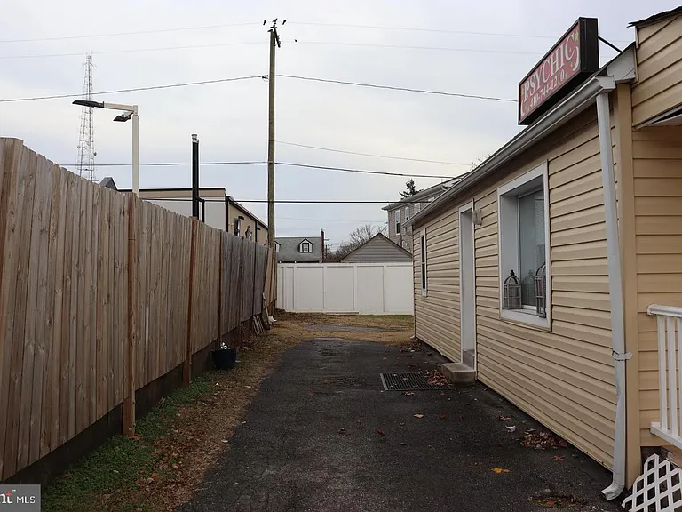 410 Winters Ln — Photo 8