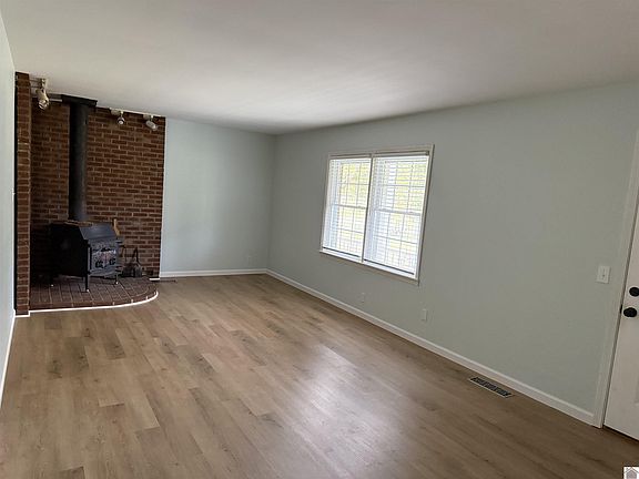 5th image of 70 Countryside Dr