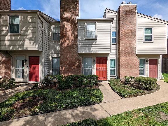 2nd image of 3901 Woodchase Dr Unit 34
