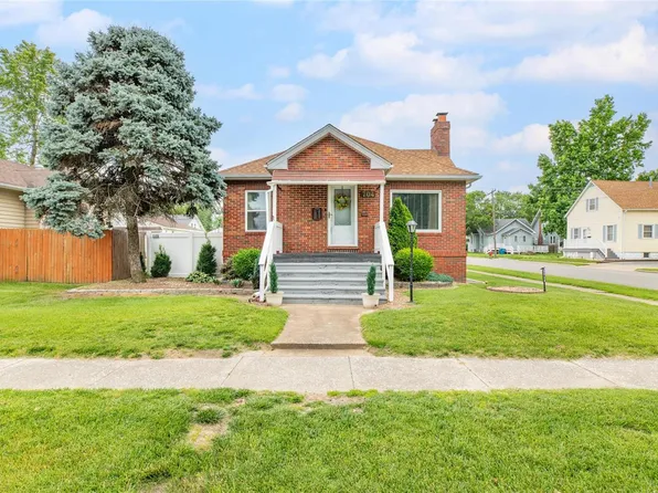 704 E Ferguson Ave, Wood River, IL 62095