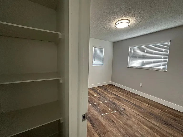 529 SW 4th St — Photo 23