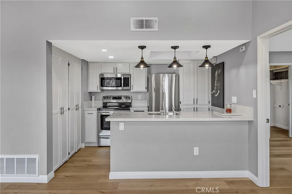 2 bed, 693 sqft, $3,250 — Photo 3