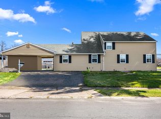 52 Goldengate Rd, Levittown, PA 19057