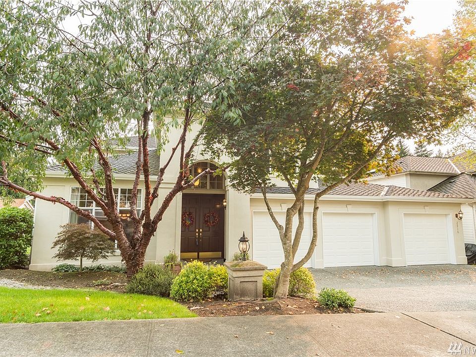 This beautiful 3,100 square foot home awaits you / 3 car garage