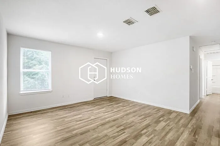 3 bed, 2.0 bath, 872 sqft, $1,049 — Photo 4
