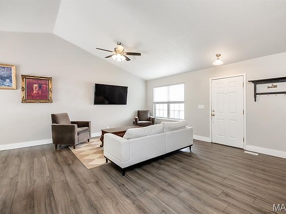 3rd image of 102 Bayridge Ct