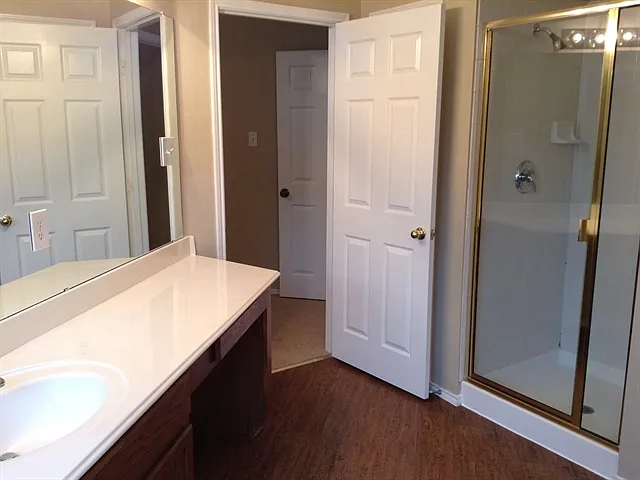 1360 Calvert Dr — Photo 9