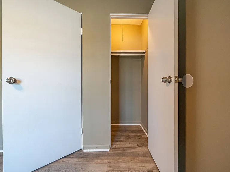 300 E Shelbourne Dr — Photo 7
