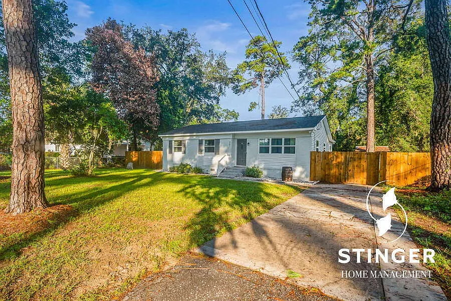 3 Bedroom / 1.5 Bathroom Home for Rent in Beaufort — Photo 3