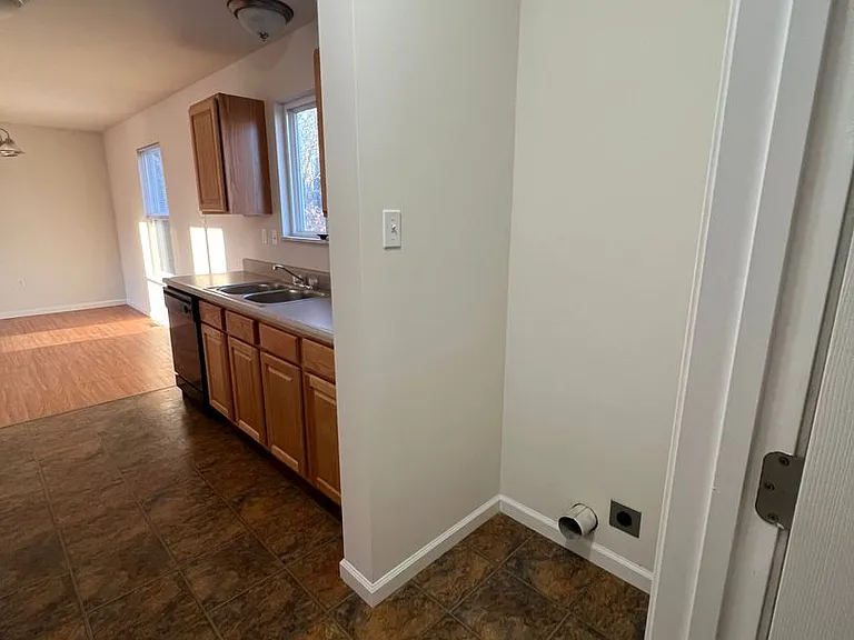 3 Bedroom 2 bath 2 car garage house — Photo 9