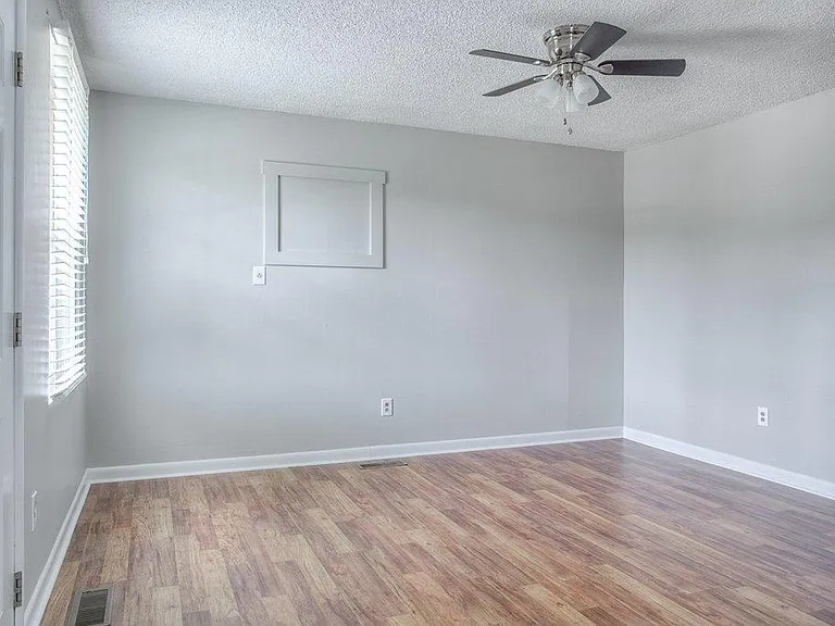 212 Jay Dr — Photo 2