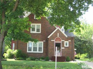 806 N 4th St, Clinton, IA 52732