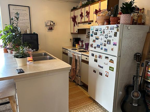 4th image of 422 4th St APT 4