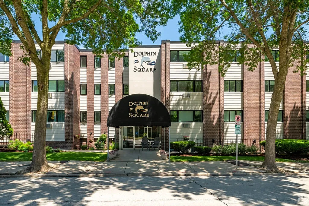 Dolphin Square Apartments — Photo 2