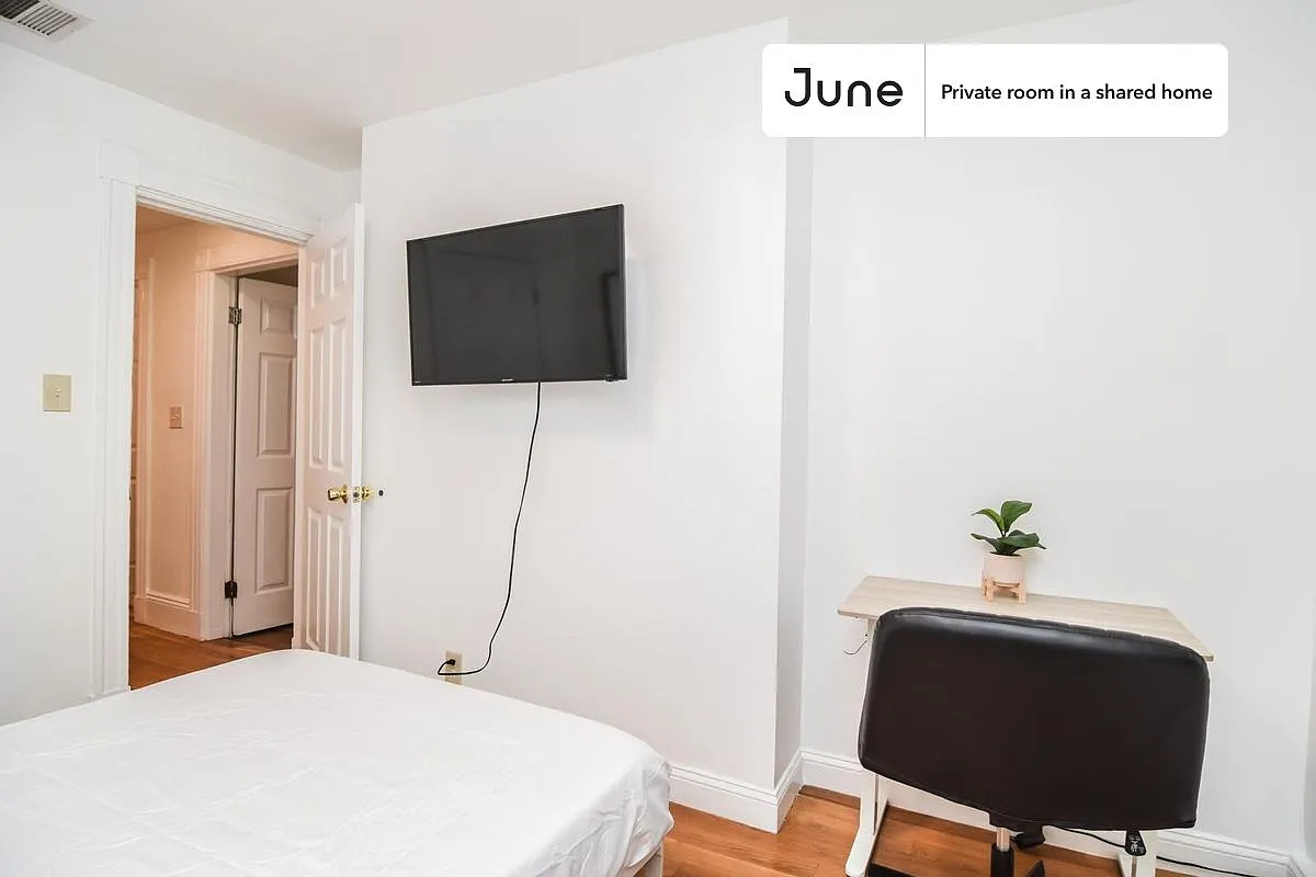 Full bedroom in 7 bed/2 bath home in Allston #834 D — Photo 2