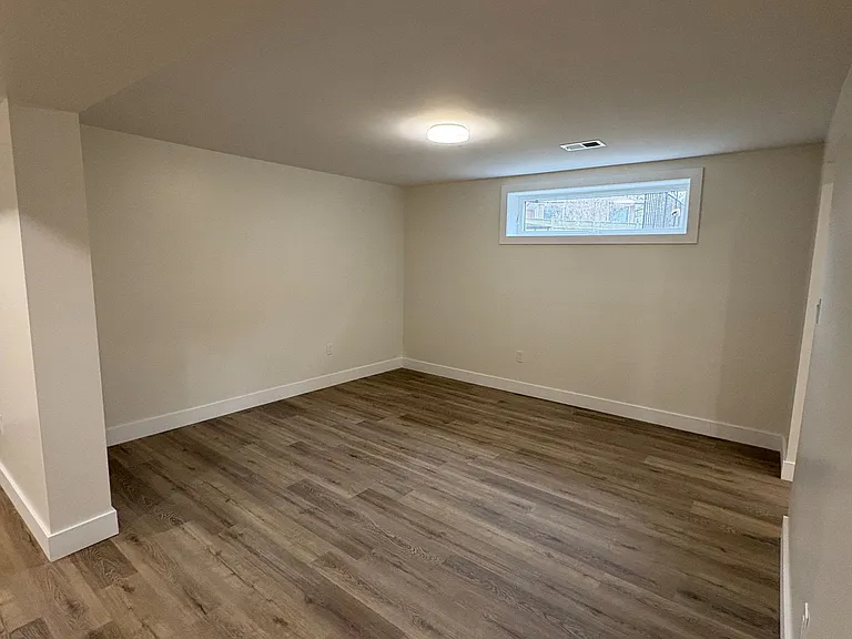 145 Riverhead Dr #BASEMENT — Photo 4